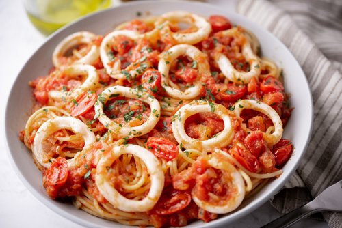 Espaguetis con Tomate y Calamares
