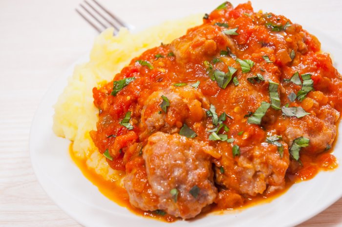 Albóndigas con Tomate y Puré de Patatas