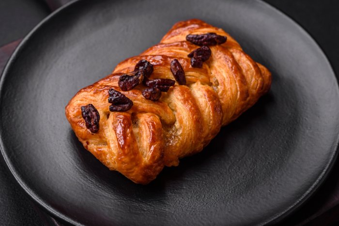 Trenza de Hojaldre con Nueces y Uvas Pasas